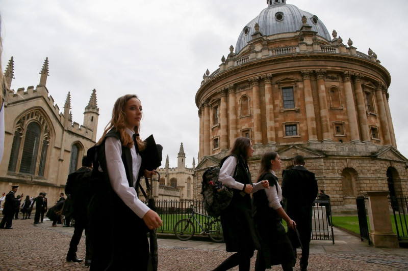 Oxford, UK 18th October. Students of Oxford University after their Matriculation ceremony held in Sheldonian Theater, Oxford Credit: ©Pete Lusabia/Alamy Live news