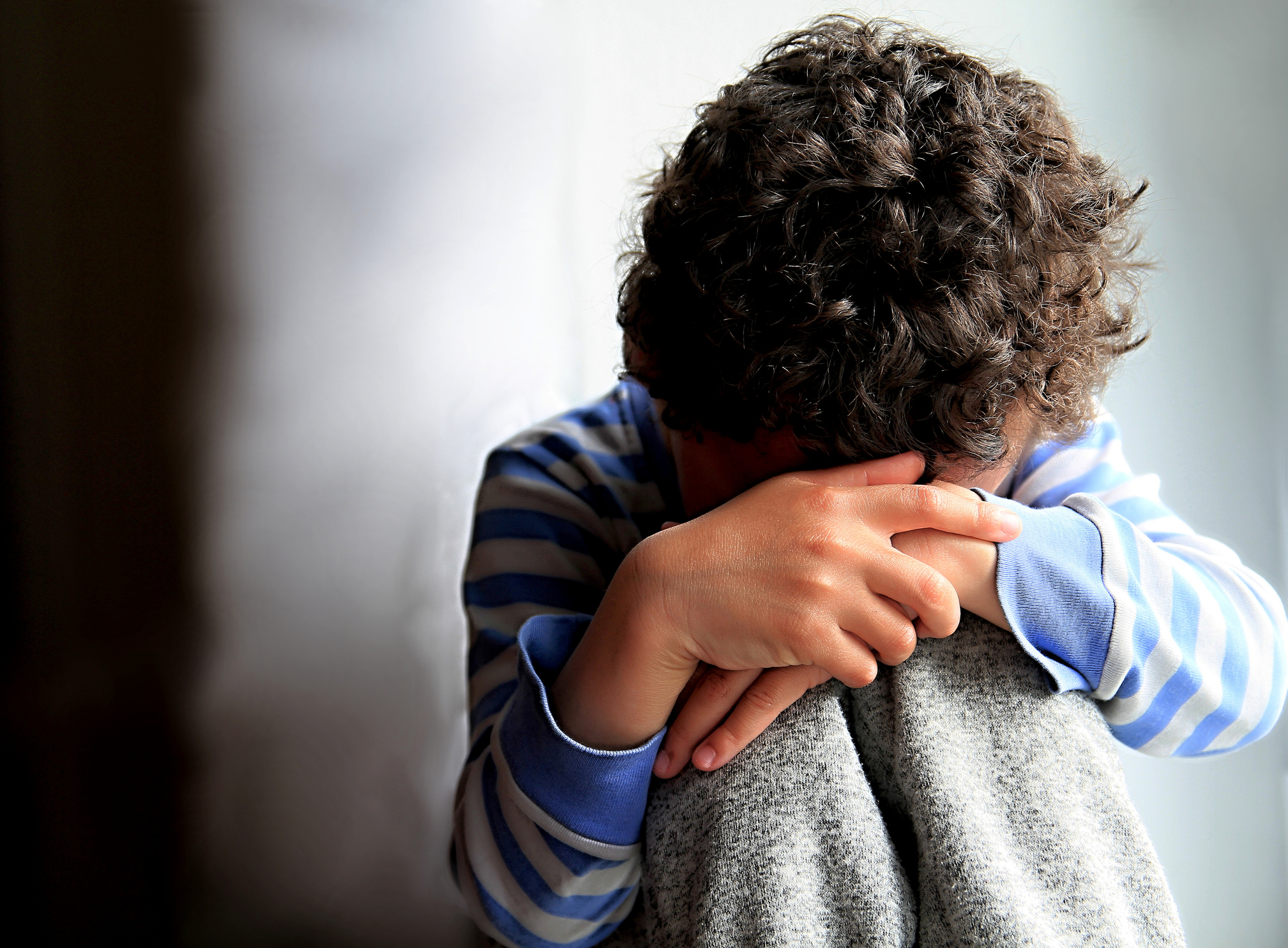 Copiii români de la țară, victimele sărăciei. 250.000 dintre ei se culcă flămânzi seară de seară. „Am învățat că nu trebuie să renunț”
