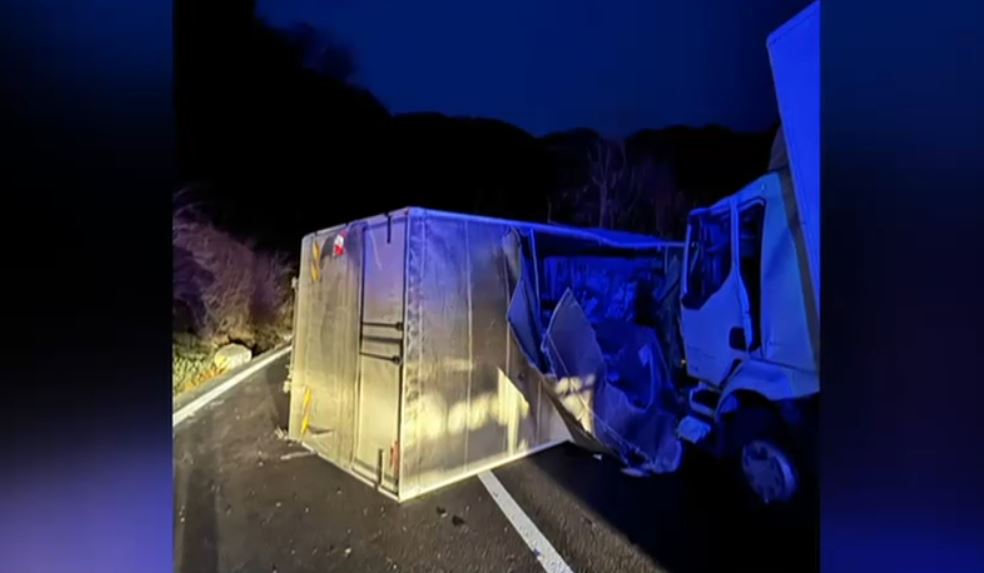 Trafic rutier blocat pe Valea Oltului, din cauza unui accident în care au fost implicate cu două autoutilitare
