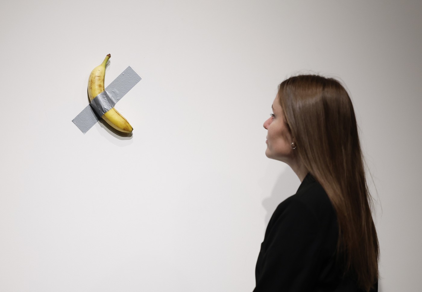 Ce spune artistul italian care a creat banana lipită de perete, vândută cu 6,2 milioane de dolari, despre lucrarea sa: „ E o provocare”