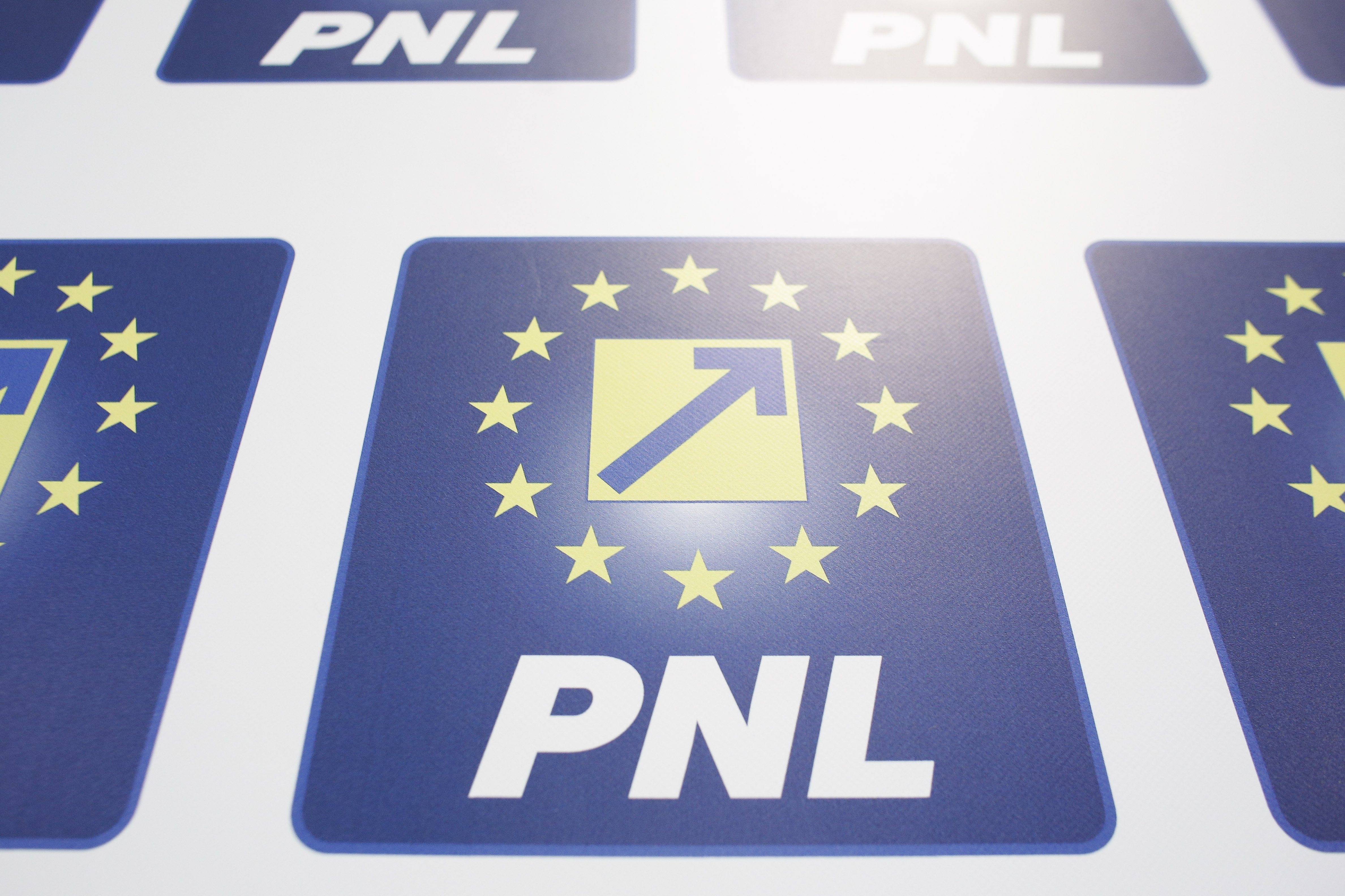 Firma din spatele campaniei PNL care l-ar fi ajutat pe Georgescu face plângere penală pentru „atacare cu boți sau clonare”