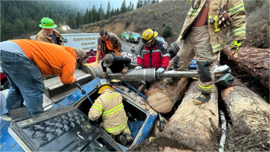 Accident cu un camion care transporta lemne din pădure