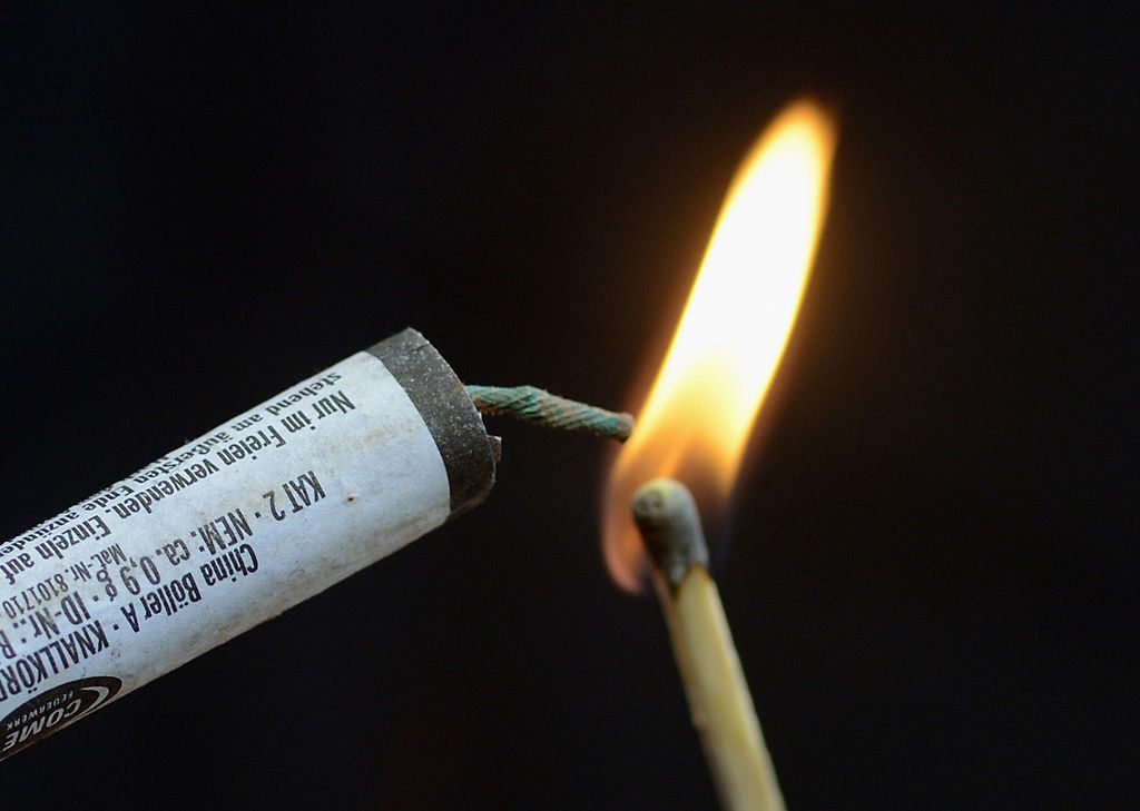 Doi copii au fost grav răniți în timp ce se jucau cu o petardă. Unul dintre ei a rămas fără un deget