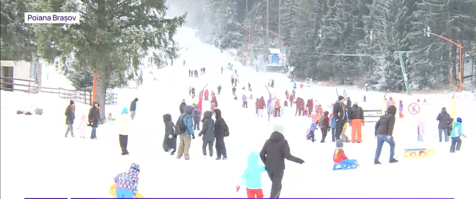 VIDEO Stațiunile de la munte, luate cu asalt de turiști după prima ninsoare consistentă. Salvamontiștii avertizează asupra pericolelor