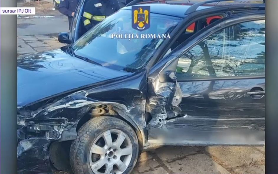 Urmărire cu focuri de armă în trafic pentru o mașină furată: A lovit 5 autoturisme și 2 autospeciale de poliție