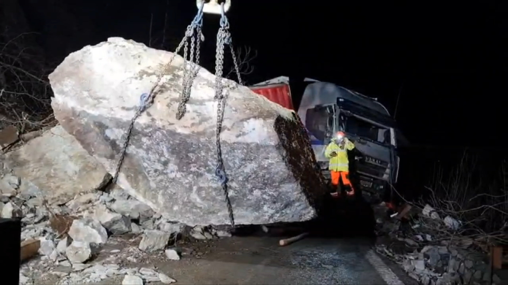 Bucăți uriașe de stâncă au căzut pe DN7, Valea Oltului, în fața unui șofer de TIR, care a intrat în ele. Două persoane au fost rănite