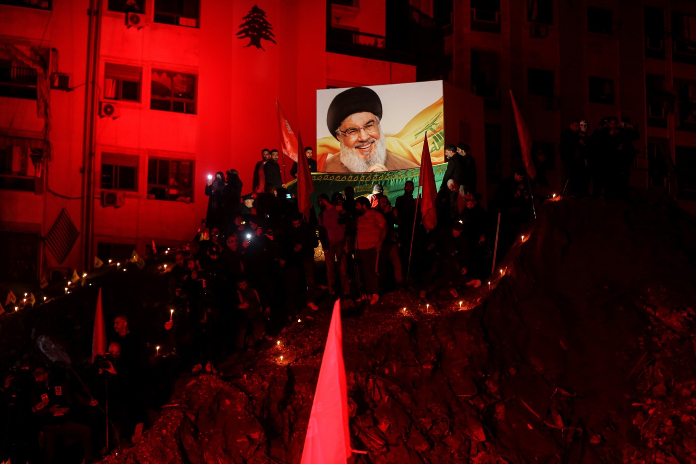 Mii de oameni au deplâns moartea lui Hassan Nasrallah lângă craterul uriaș rămas după asasinarea liderului Hezbollah în Beirut