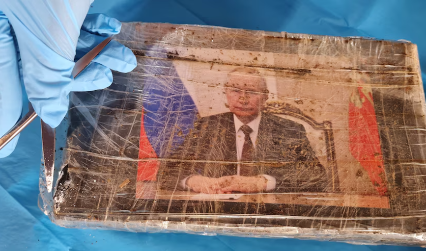 Un bărbat a fost prins cu pachete cu droguri de 11 milioane de dolari, care aveau pe ele fotografia lui Vladimir Putin