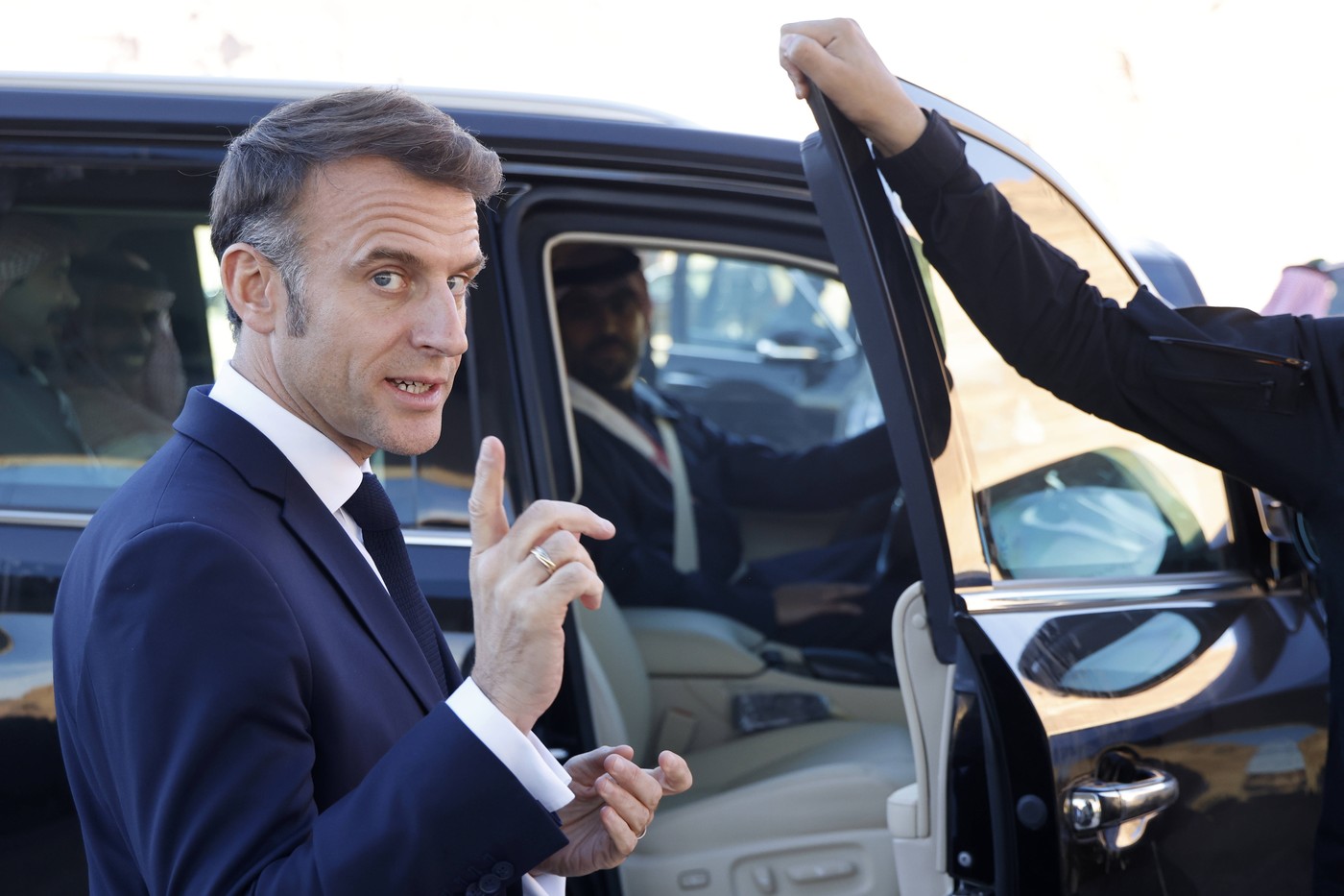 Stânga radicală din Franța cere demisia lui Emmanuel Macron și alegeri prezidențiale anticipate, după căderea guvernului
