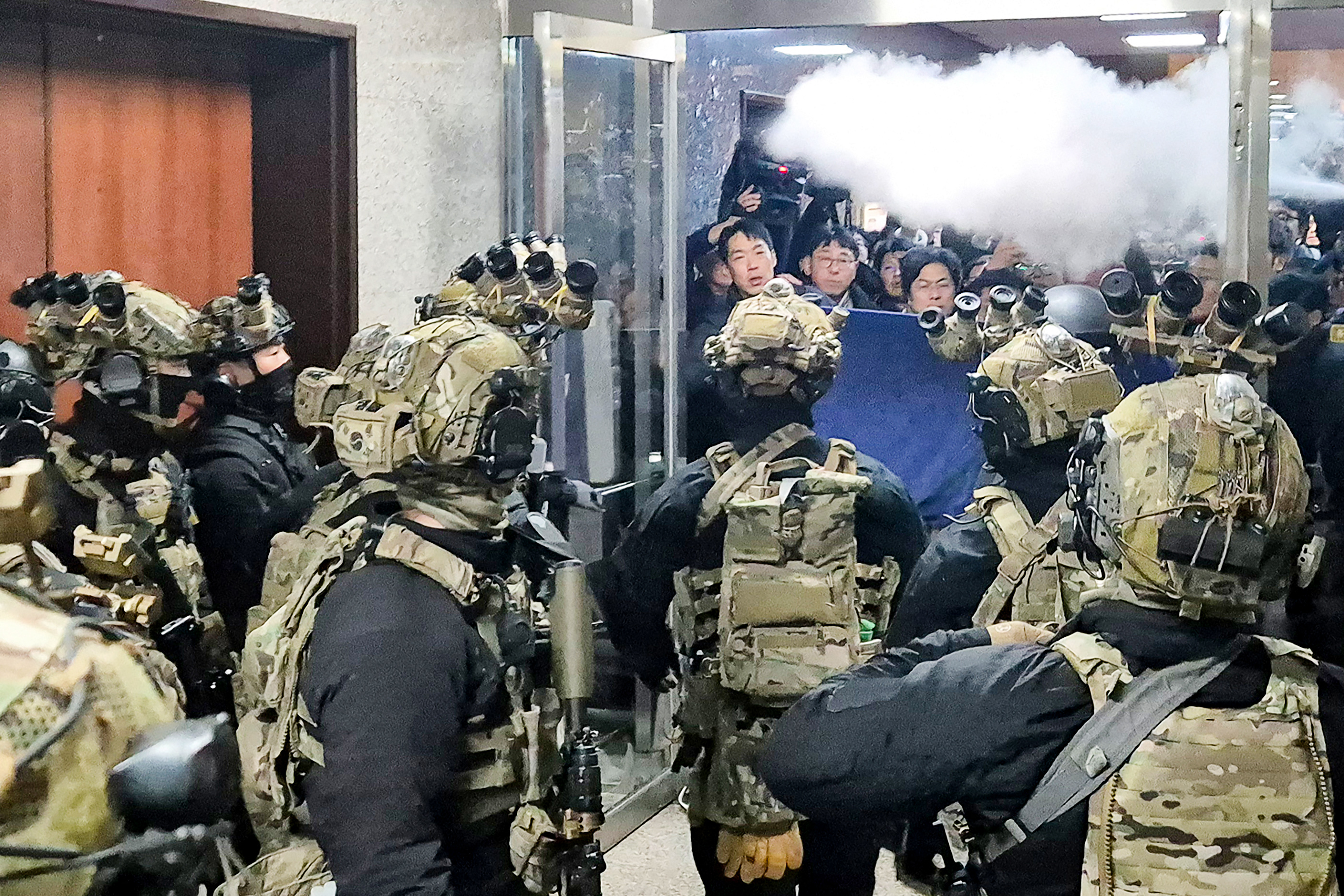 Procurorii sud-coreeni îl anchetează pe președintele țării, după haosul provocat de impunerea legii marțiale