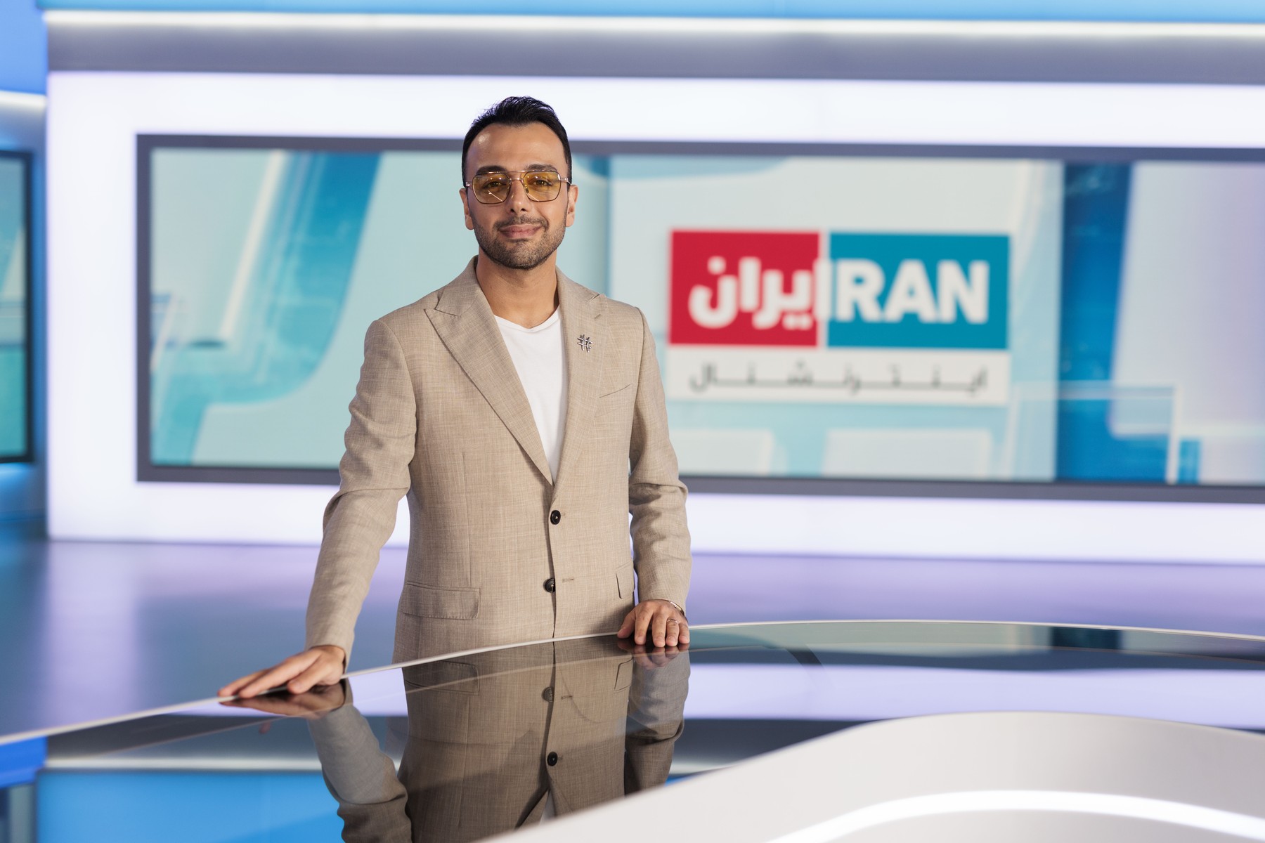 Românii suspectaţi de înjunghierea unui jurnalist iranian la Londra au fost extrădaţi în Marea Britanie şi duși în arest
