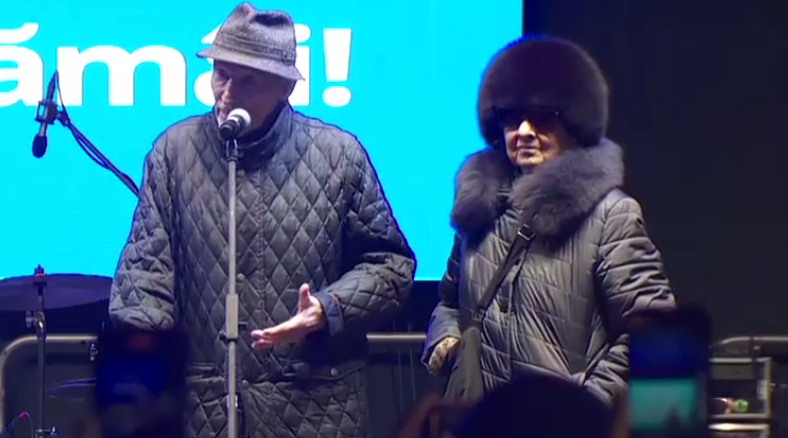 Percheziţii la persoane care l-au ameninţat pe Victor Rebengiuc cu moartea. „Băgăm toporul în capetele alea seci”