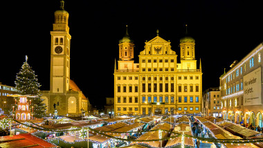 Casute din targul de Craciun din Augsburg Germania