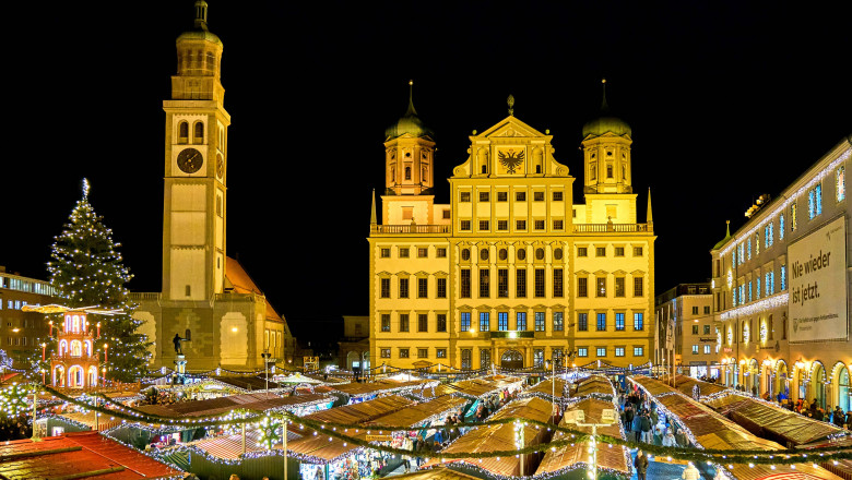 Casute din targul de Craciun din Augsburg Germania