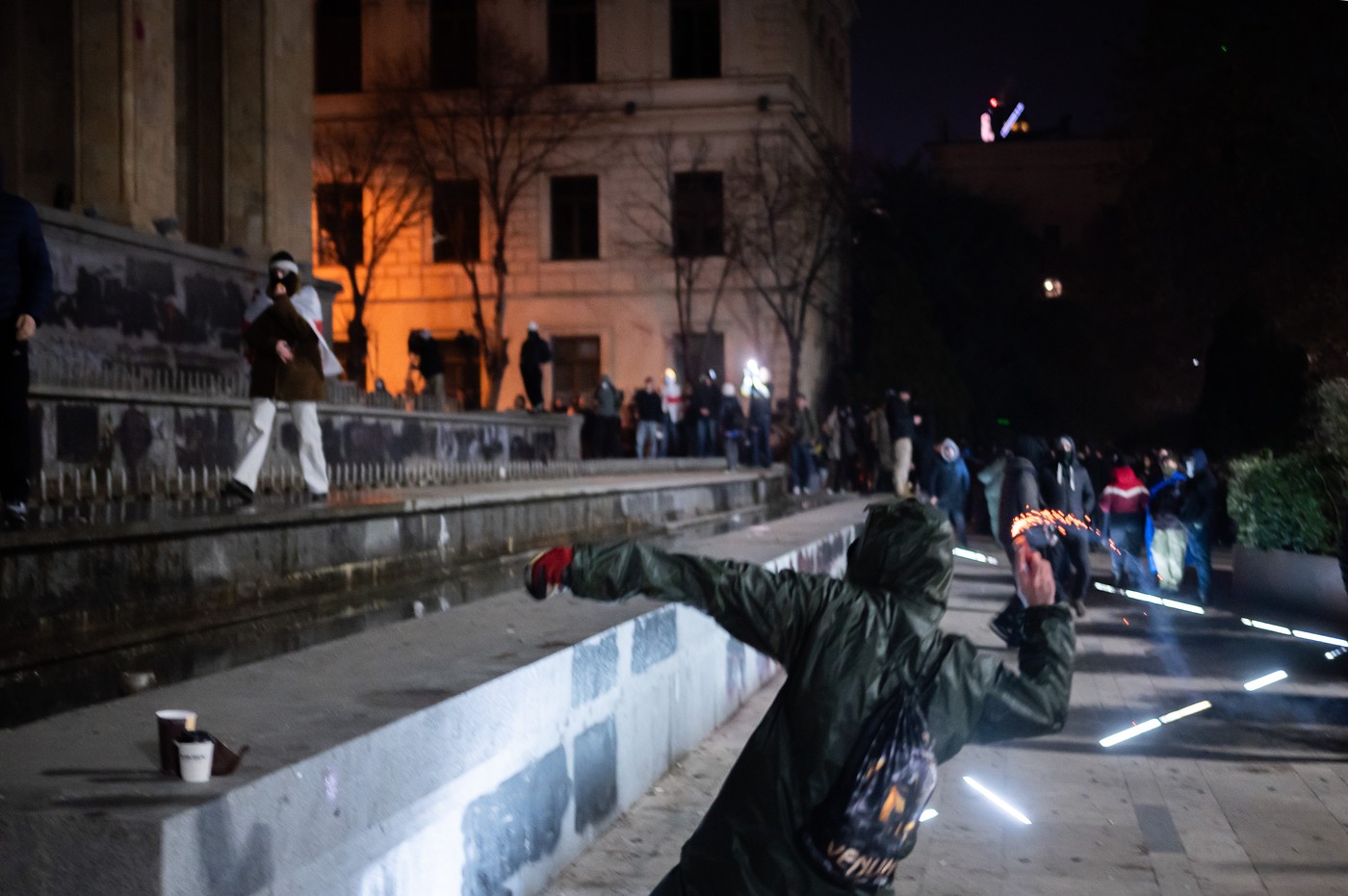 „M-au lovit pe tot corpul”. Mărturii șocante ale protestatarilor agresați de poliție în timpul demonstrațiilor proeuropene din Georgia