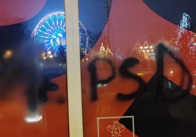 O femeie şi un bărbat au fost amendaţi pentru vandalizarea sediului PSD din Ploieşti. Ce motive au invocat