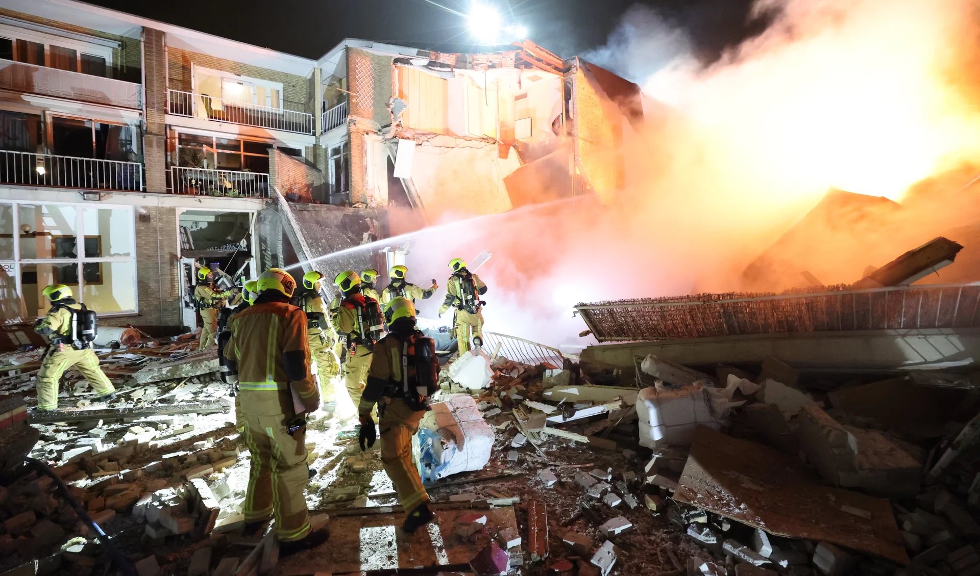 Un bloc de trei etaje din Haga s-a prăbușit parțial, după o explozie puternică. Mai multe persoane au fost duse la spital