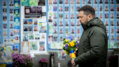 volodimir zelenski cu un buchet de flori la un monument de comemorare a soldatilor ucraineni morti in razboi