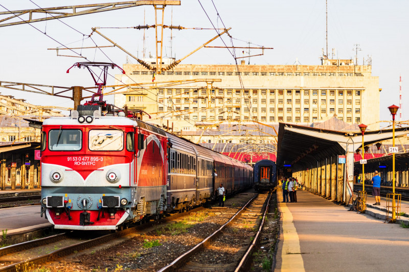 Tren CFR Calatori Gara de Nord shutterstock_1947842533-1-scaled