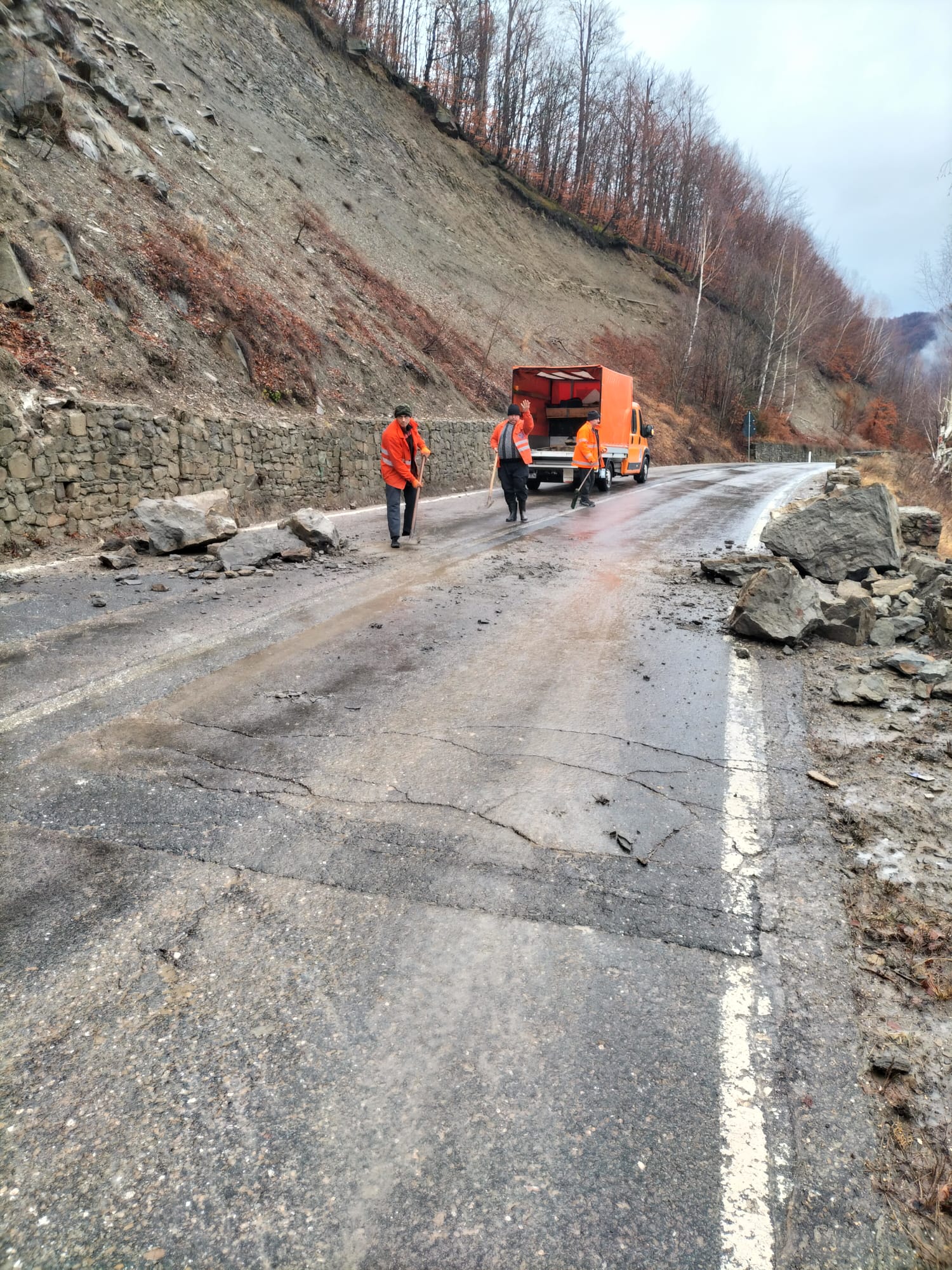 Căderi de pietre pe DN 10, care leagă Buzăul de Braşov, ca urmare a ploilor abundente. Recomandări pentru șoferi