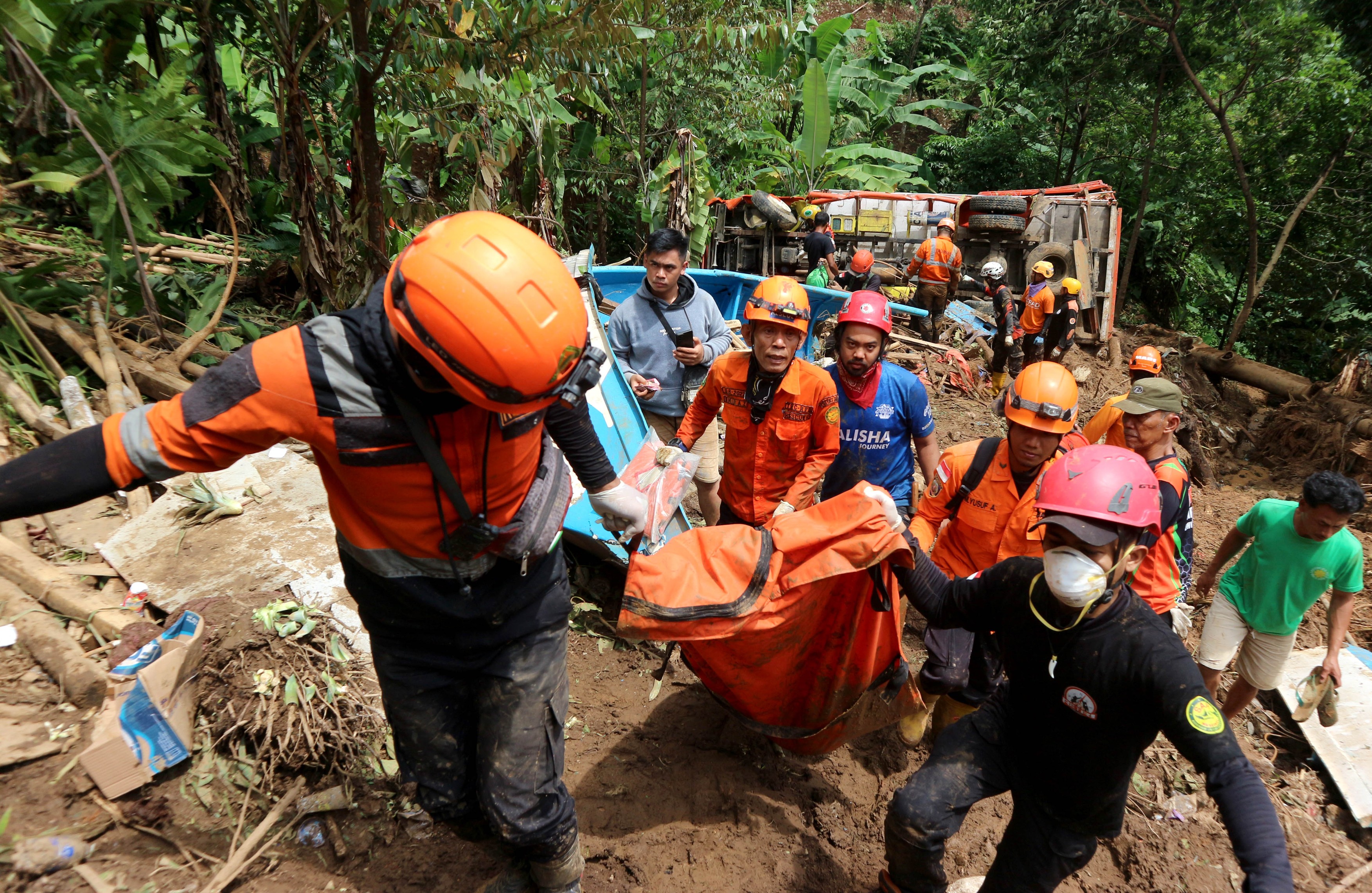 Alunecările de teren fac ravagii în Indonezia. Trei morţi şi opt răniţi în provincia Java de Vest