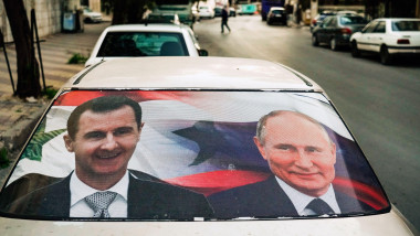 Poster cu Vladimir Putin si Bashar al Assad pe o masina din Damasc