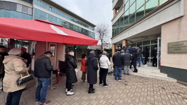 Cozi la Chișinău. Moldoveni, cu dublă cetățeni, votează pentru scrutinul parlamentar din România. Foto: RFI Republica Moldova