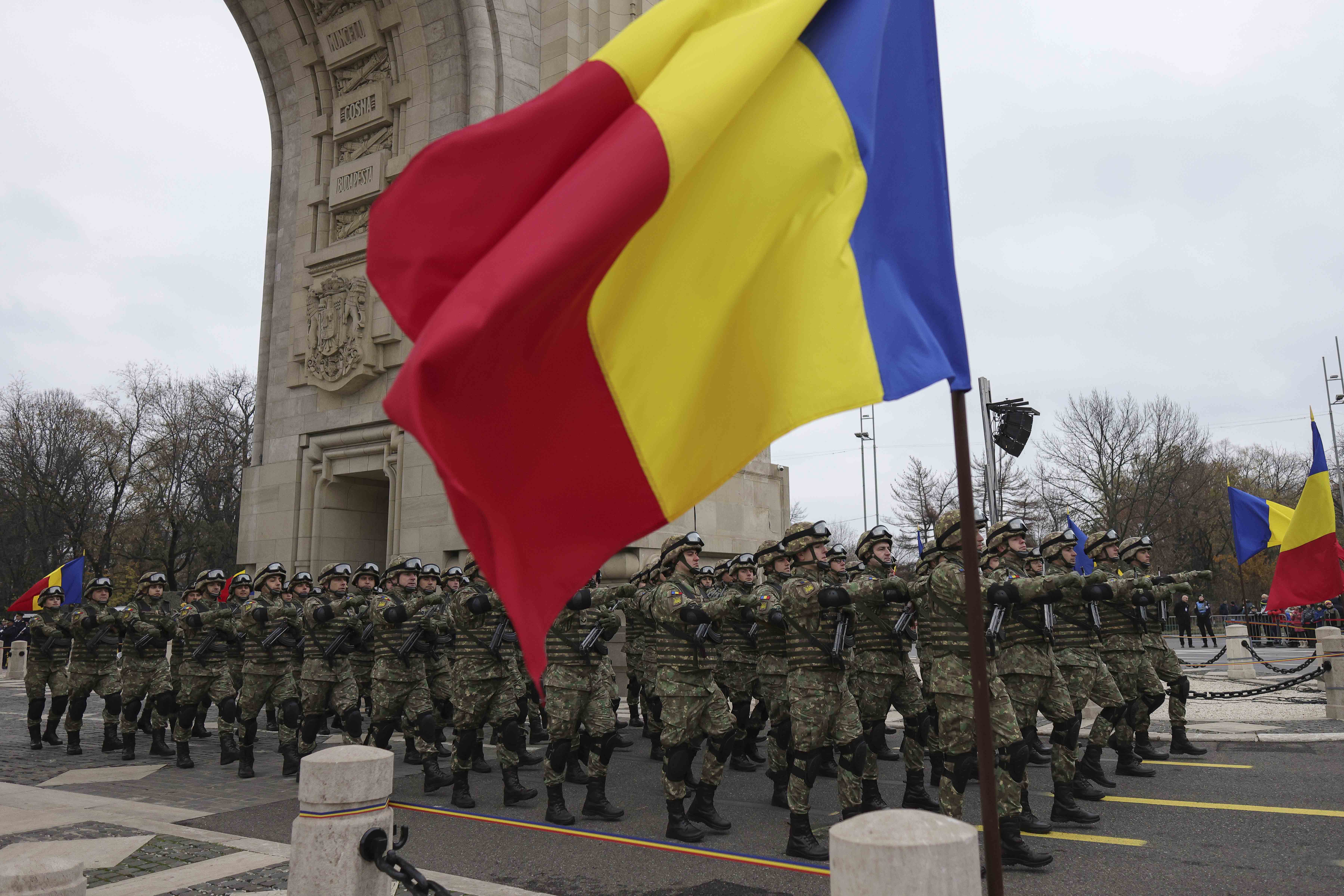 Parada militară de 1 decembrie. Ce militari, aeronave și tehnică militară au participat la defilarea pe sub Arcul de Triumf