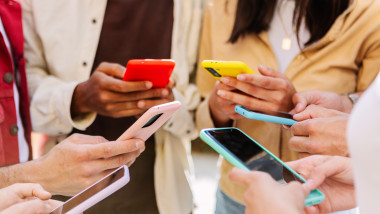 adolescenți stând pe telefon