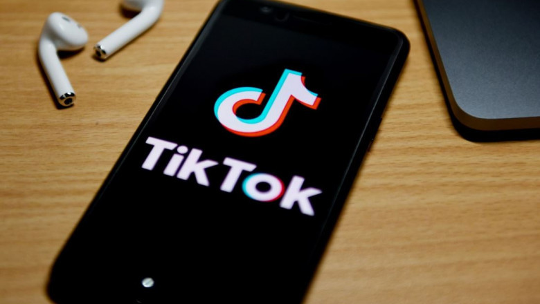 tik tok pe un telefon