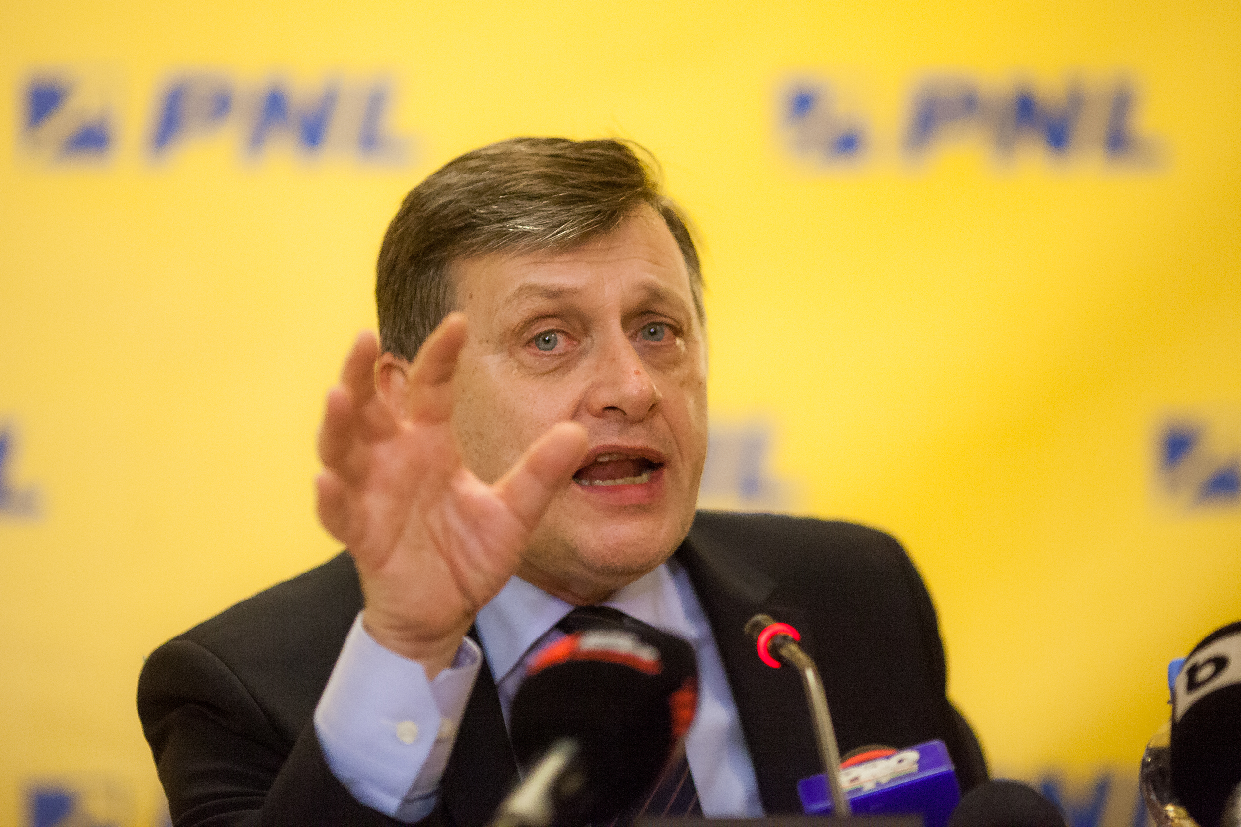 Crin Antonescu: „Prezența lui Călin Georgescu în fotoliul de la Cotroceni aruncă România cu ani în urmă, indiferent ce Guvern avem”