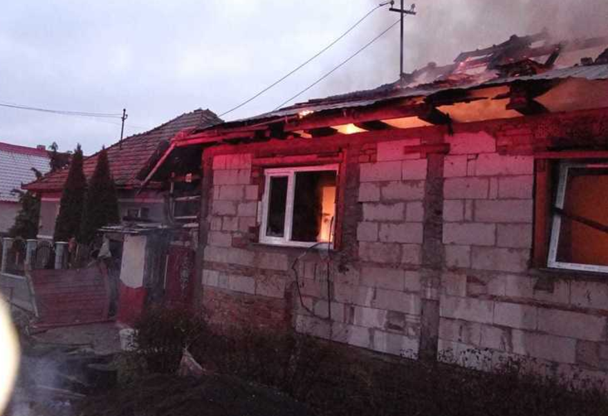 Incendiu în Mureș: Un copil a ajuns în stare gravă la spital, după ce locuinţa în care se afla a fost cuprinsă de flăcări