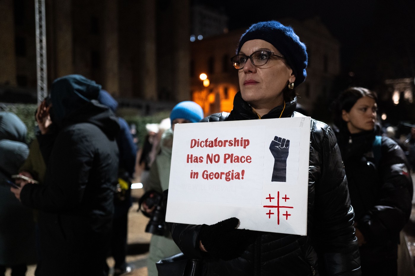 Georgia se afundă mai mult în criza politică. Parlamentul va alege un nou șef al statului, dar președintele în funcție nu vrea să plece