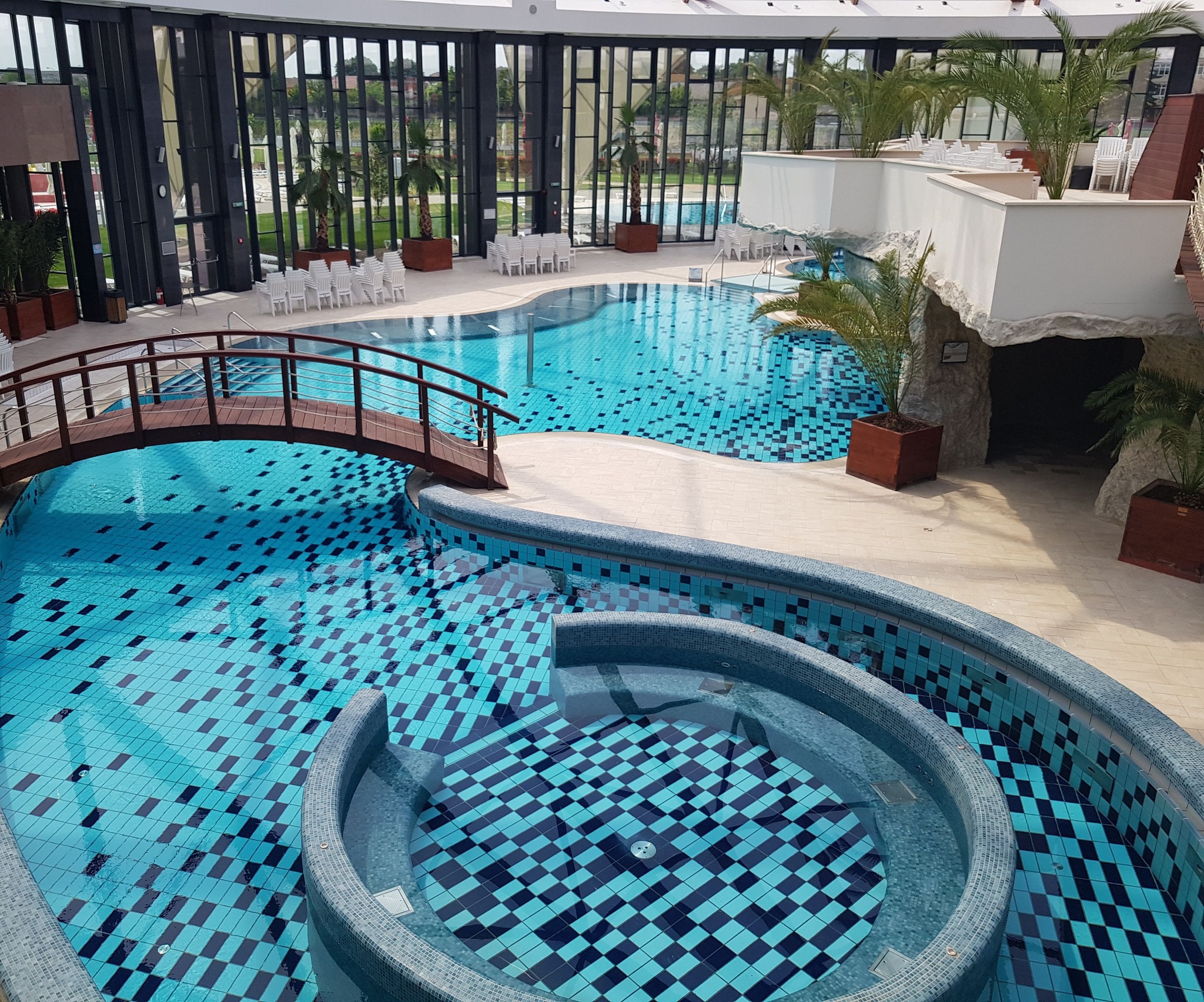 Un băiat de zece ani din Timiș este în stare gravă, după ce a fost găsit vineri inconștient într-un bazin de la un aquapark din Oradea