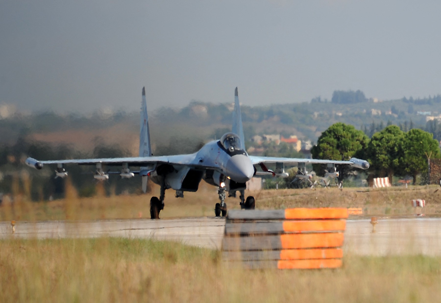 Rusia își retrage armata de pe frontul din nordul Siriei, dar nu părăsește cele două baze militare pe care le are în țară