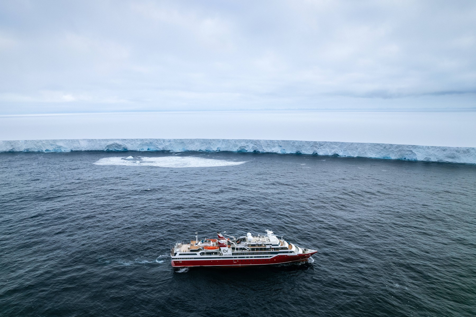 Cel mai mare aisberg din lume, desprins din Antarctica, se îndreaptă spre nord, după ce a stat blocat un an într-un vortex oceanic