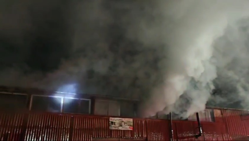 Incendiu la o hală din Slatina: flăcările au distrus acoperișul pe o arie de 100 de metri pătrați. Care este cauza probabilă
