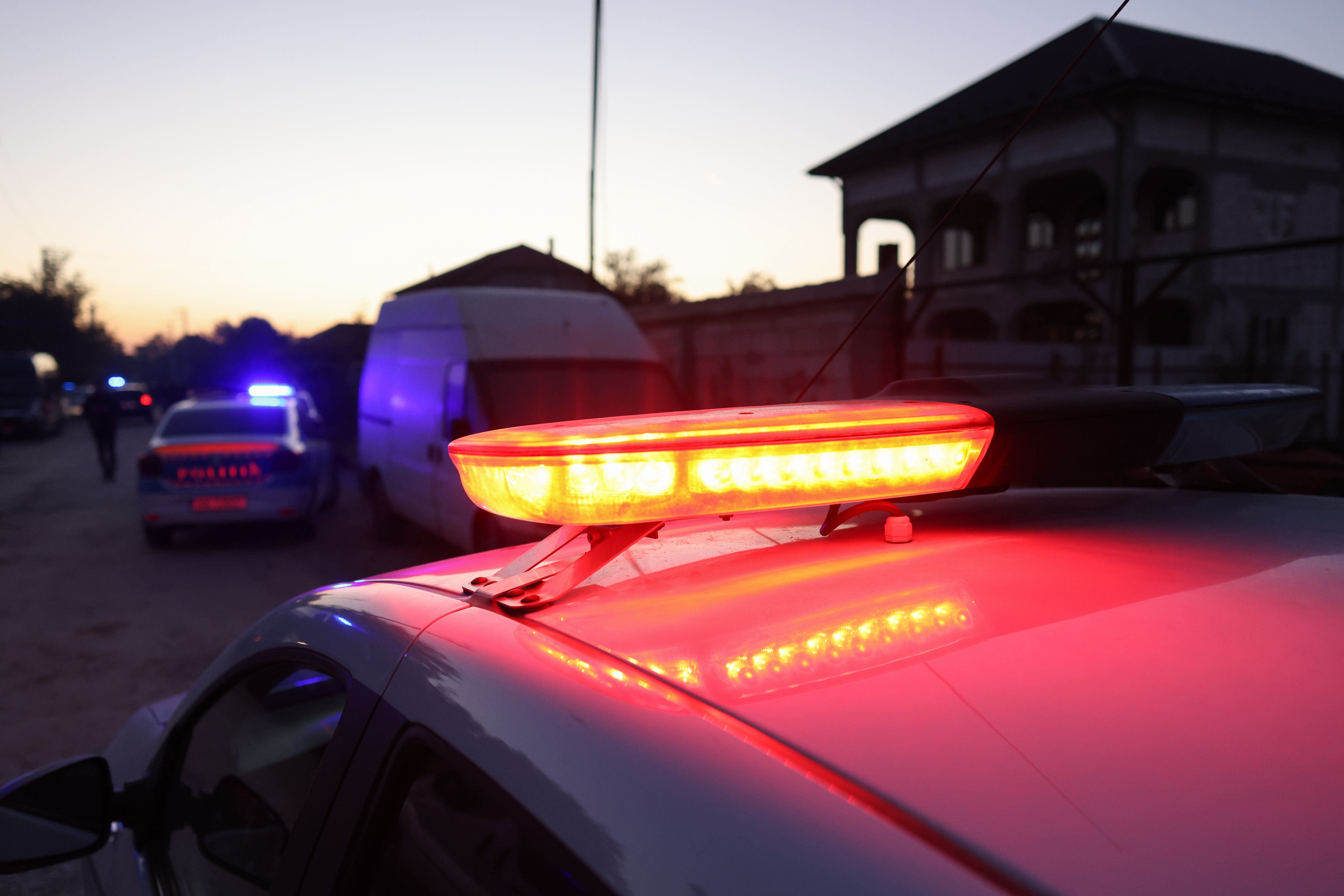 Operațiune de salvare la limită. Polițiștii l-au oprit pe un bărbat care ameninţase că se va sinucide. Voia să facă o bombă