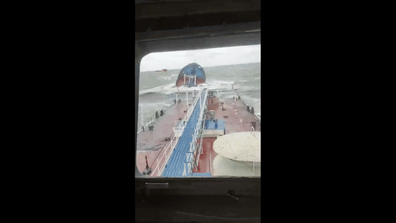 Un petrolier rusesc s-a rupt în două în timpul unei furtuni în Marea Neagră. „A avut loc o deversare de produse petroliere”