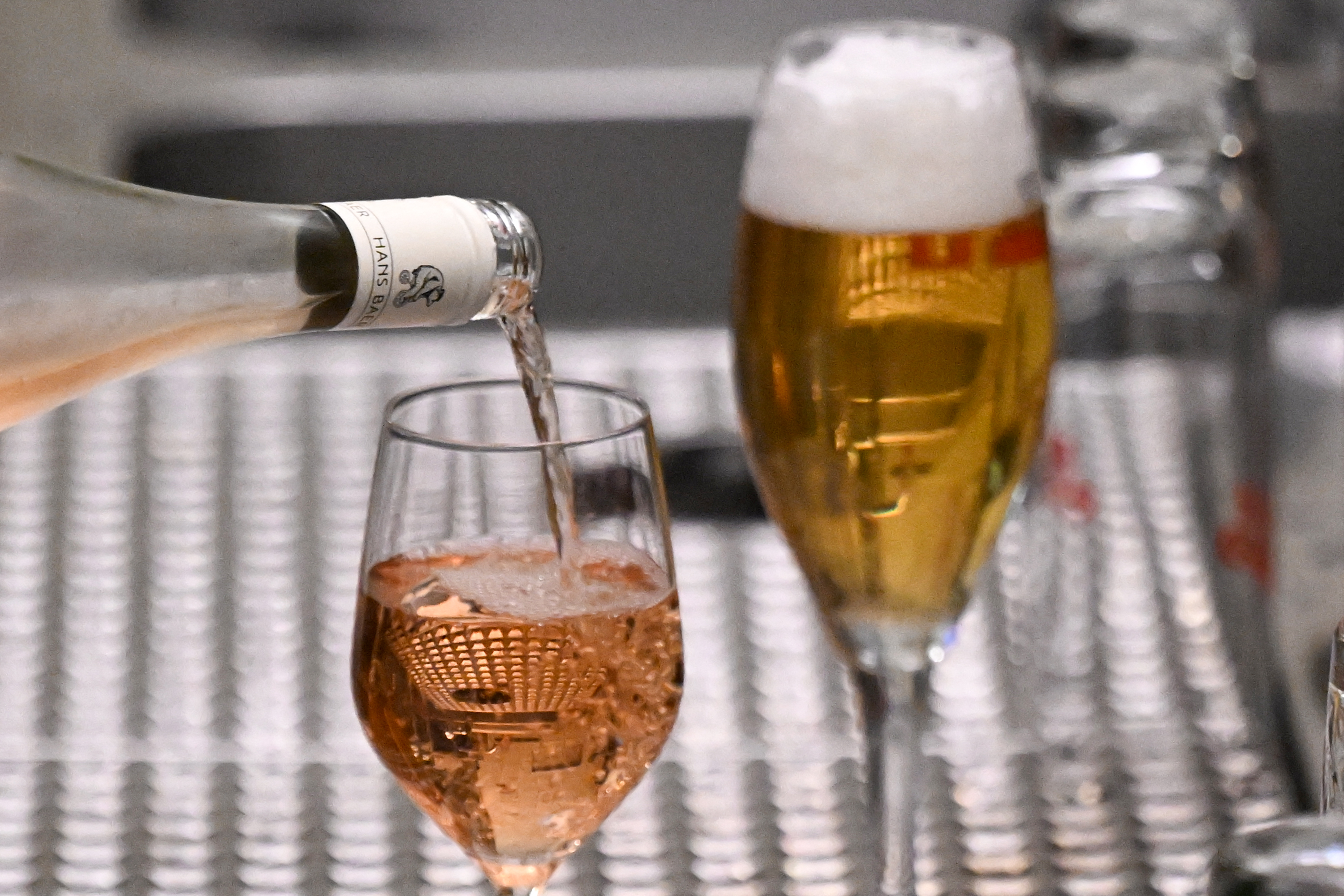 Românii consumă mai mult vin și mai puțină bere. Ce arată datele INS privind consumul de alcool