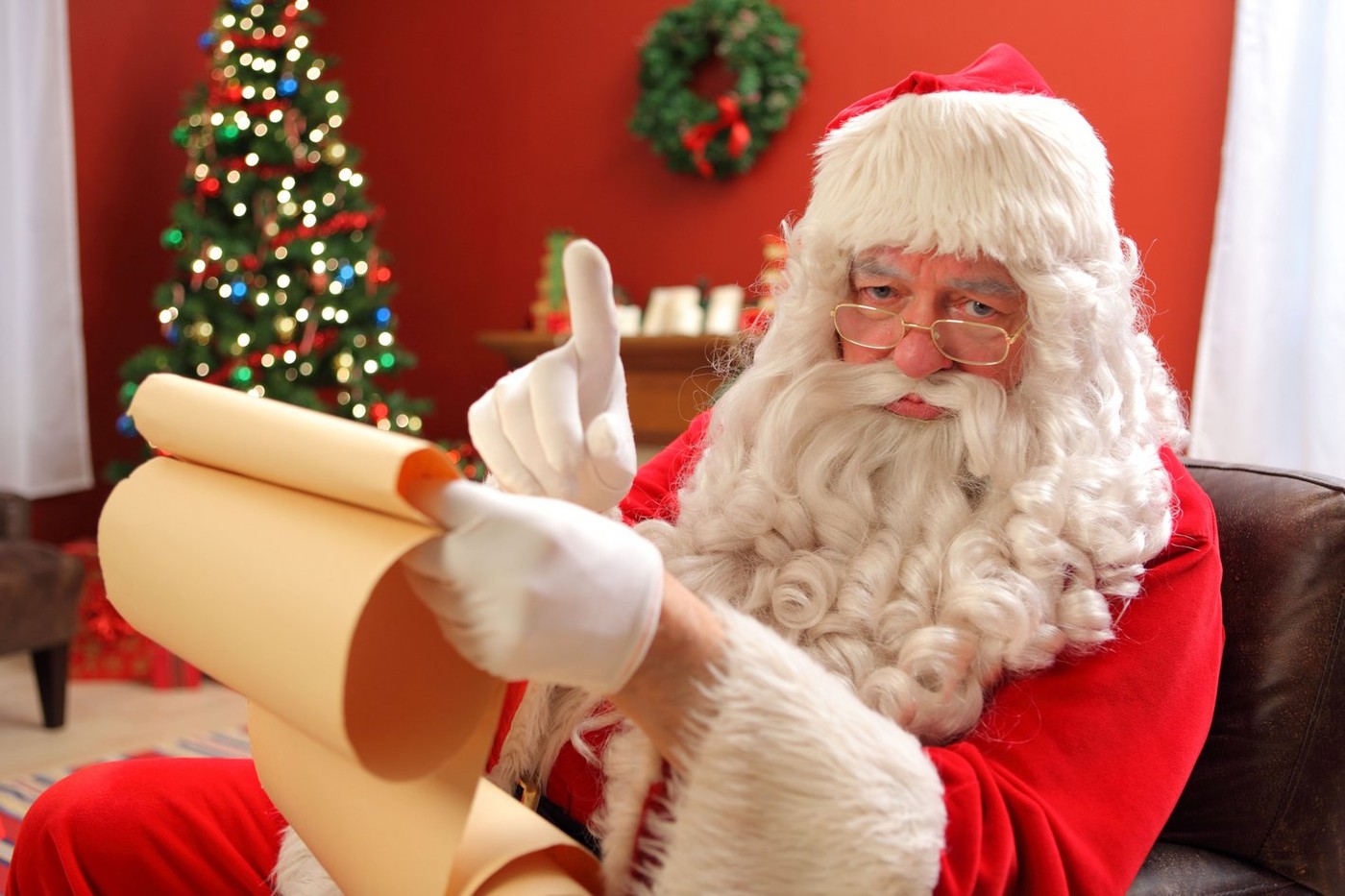 Când vine Moș Crăciun: Ce simbolizează tradiția cadourilor sub brad și cum sărbătoresc copiii dimineața de 25 decembrie