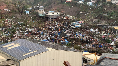 resturi rămase după ciclonul care a lovit Mayotte