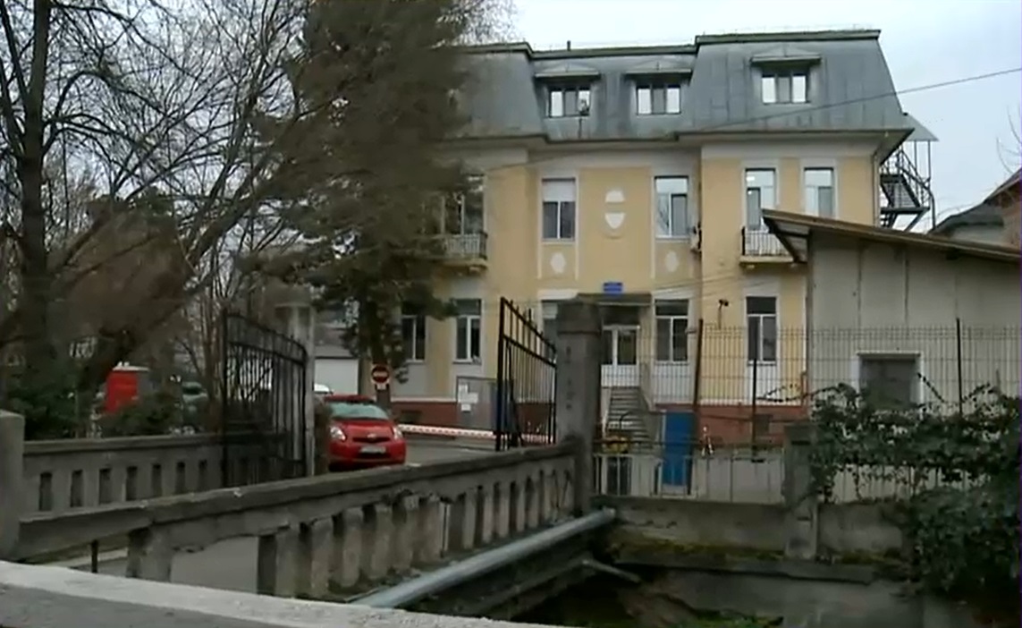 Anchetă la Spitalul de Copii din Cluj-Napoca, după ce mama unui bebeluș a distribuit online imagini cu gândaci și mizerie în saloane