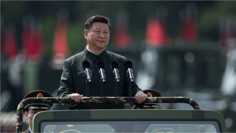 Xi Jinping în timpul unei parade militare la Beijing