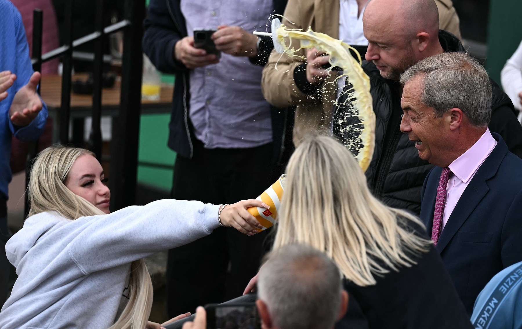 Ce pedeapsă a primit femeia care l-a atacat pe Nigel Farage cu un milkshake. Modelul OnlyFans spune că nu regretă incidentul