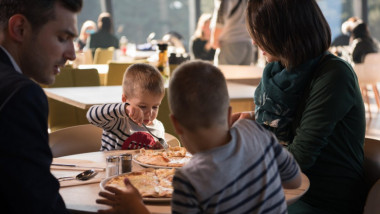 copii la masa in restaurant, alături de parinti