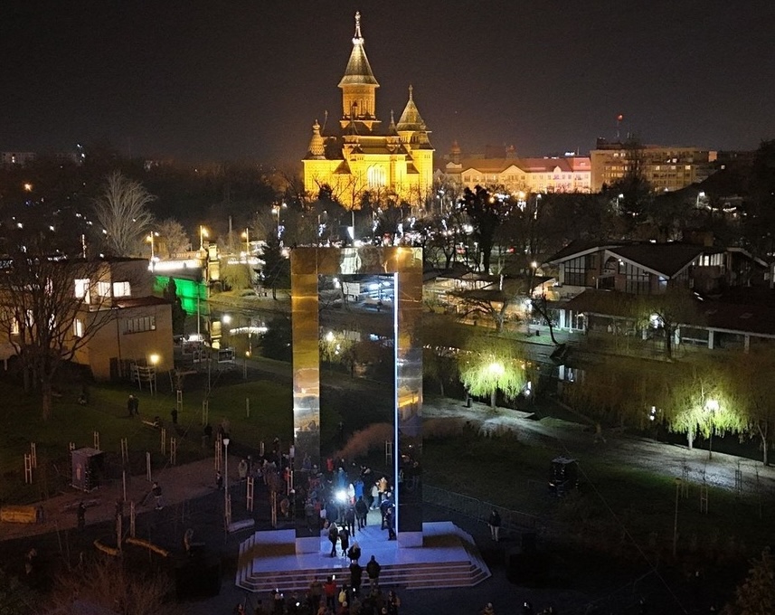 „Portalul Libertății” de la Timișoara a fost pornit. Ce reprezintă instalația luminosă care va fi mutată în ianuarie la Londra