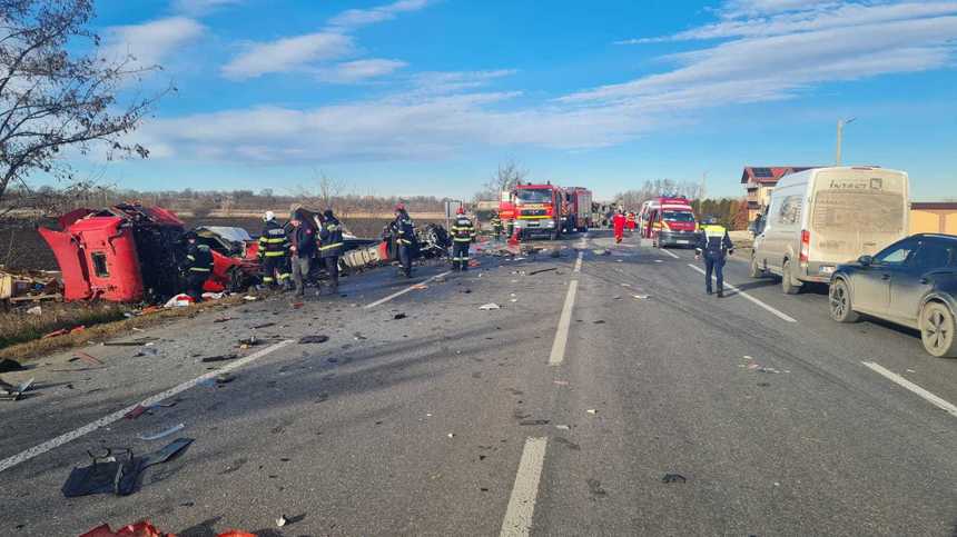 Accident grav pe DN2: Două TIR-uri s-au ciocnit frontal
