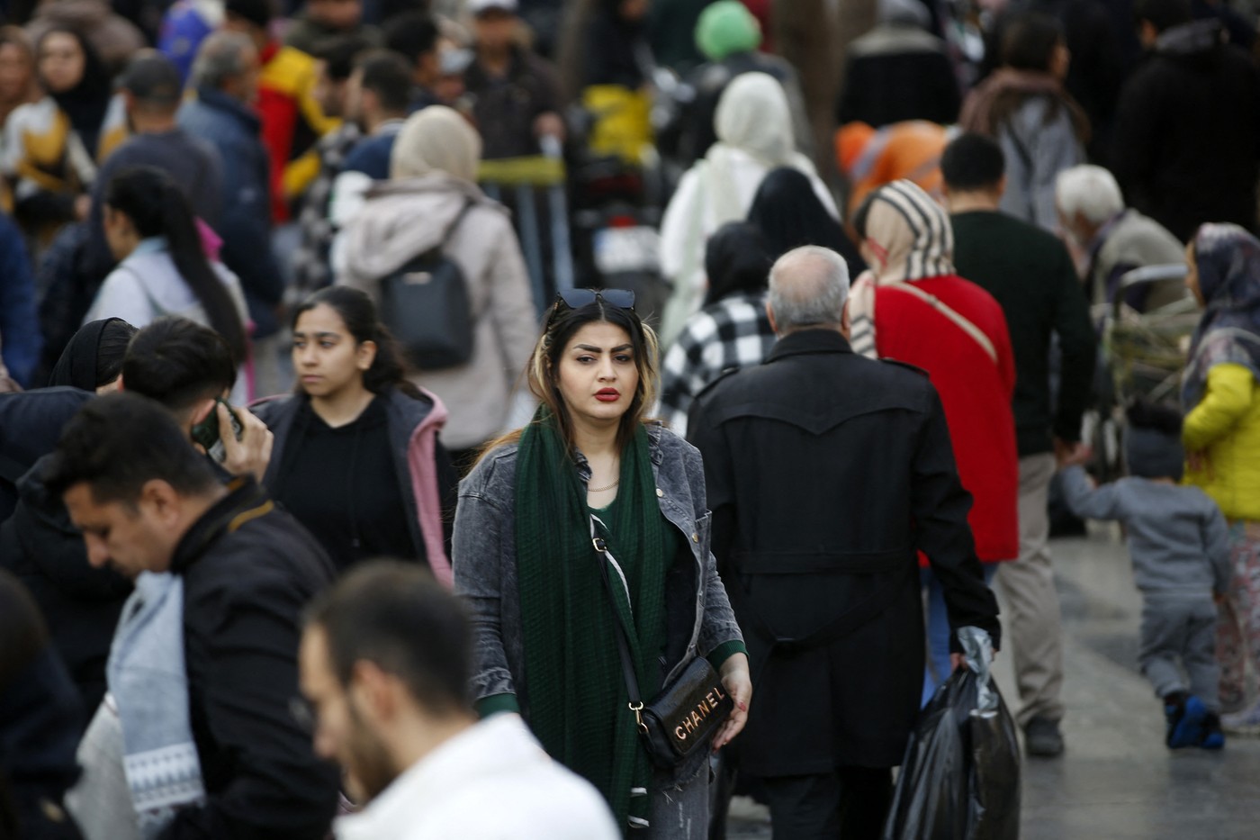 Președintele Iranului cere refacerea legii care obligă femeile la purtarea vălului islamic. Când ar fi trebuit promulgat actul normativ