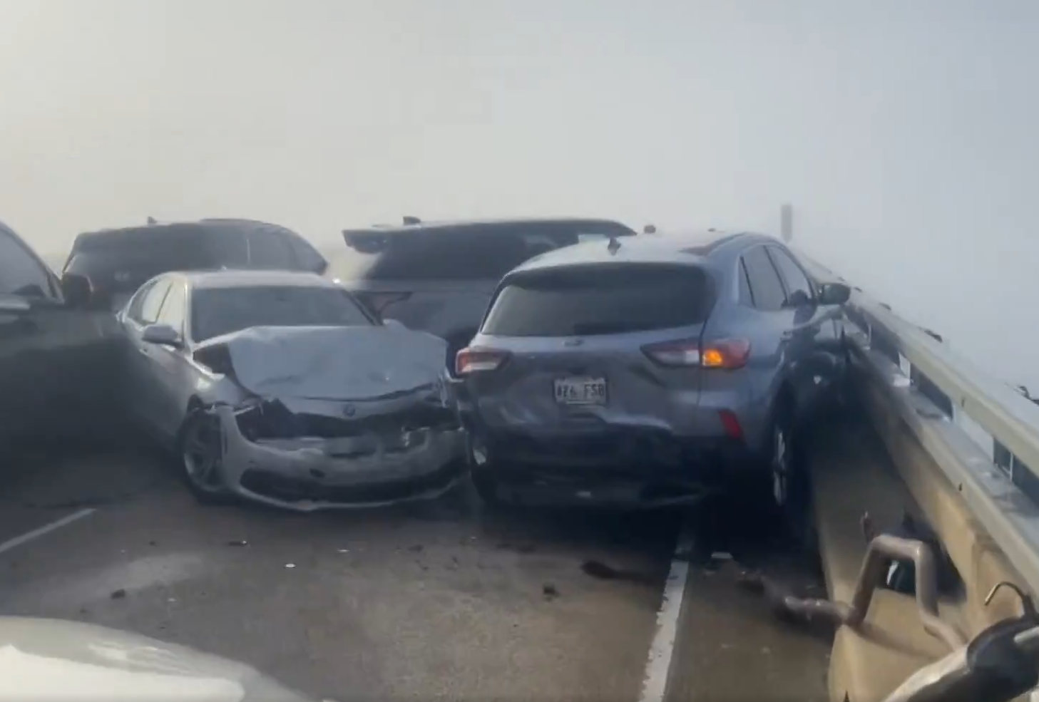 VIDEO 6 accidente s-au produs pe un pod din apropiere de New Orleans, din cauza ceții. 33 de oameni au fost răniți